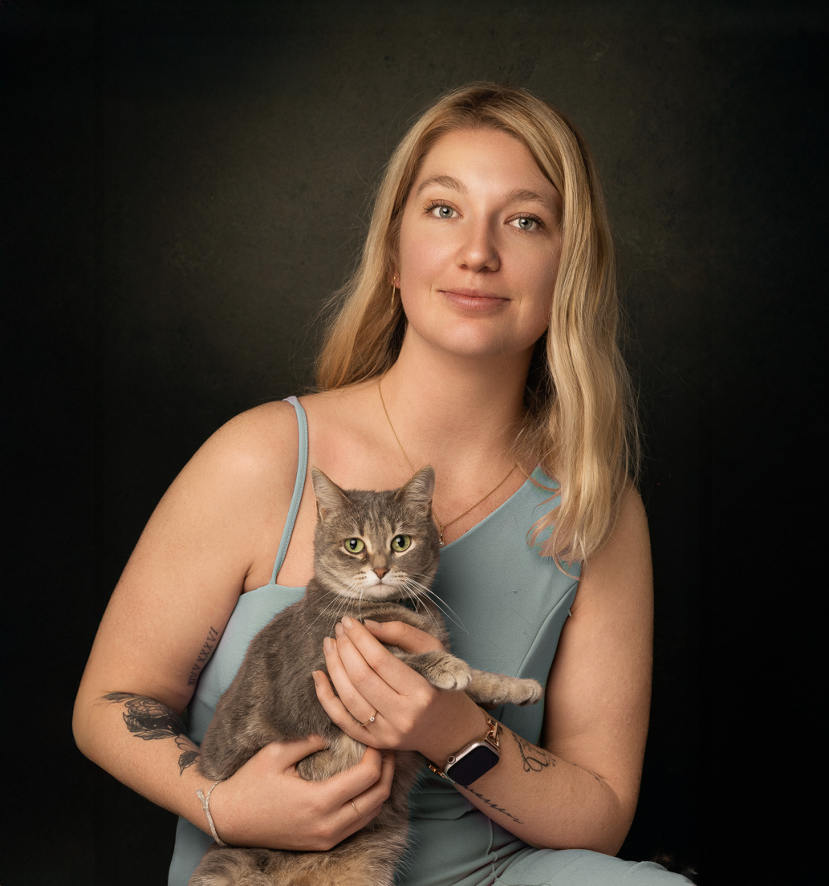 Portrait studio mettant en valeur la complicité entre une femme et son chat.