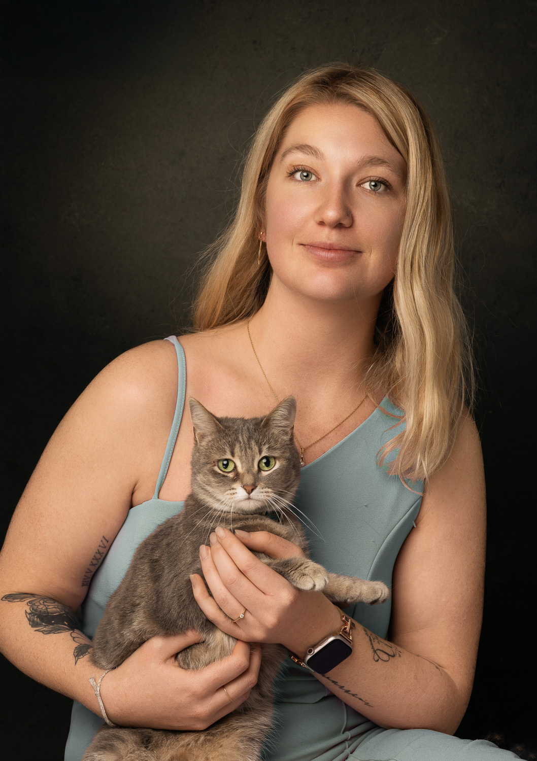 Jeune fille tenant son chat dans les bras, regard plein d’amour