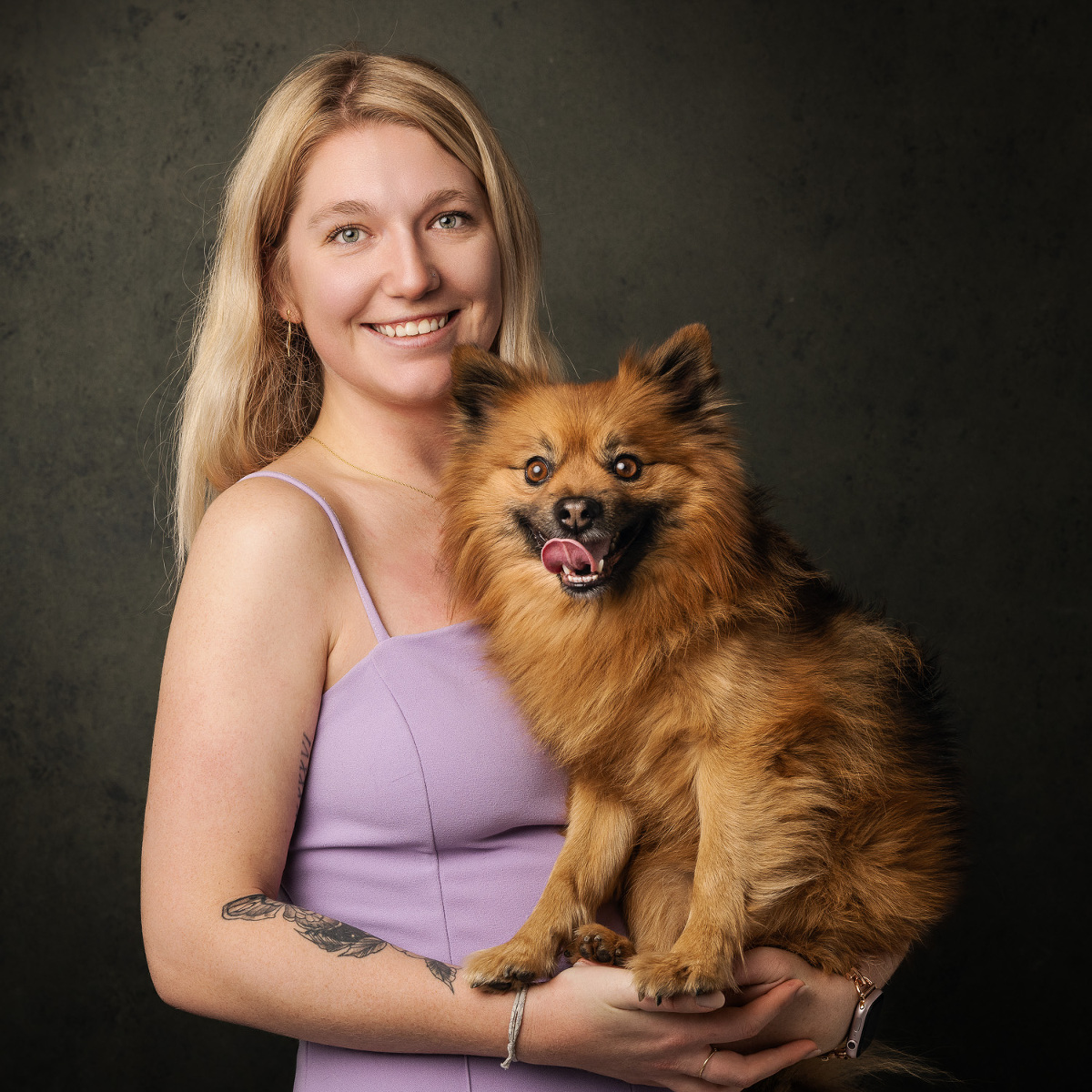 Jeune fille tenant son chien dans les bras, regard plein d’amour