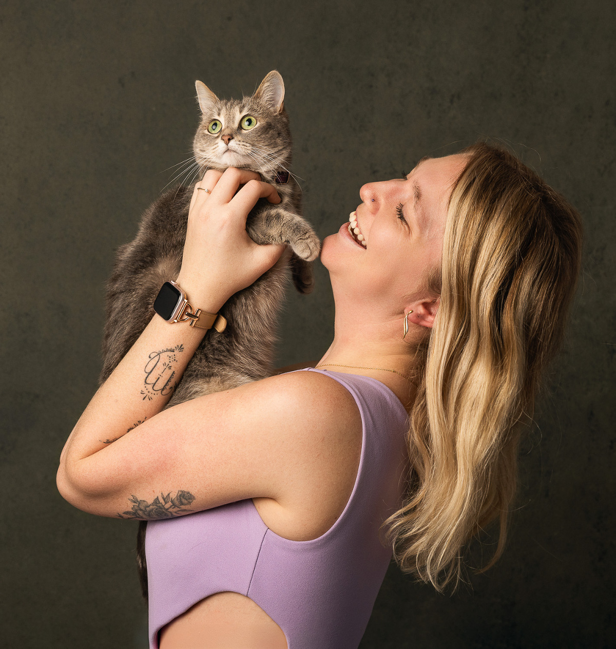 Photo de jeune fille avec son chat, instant intime et authentique.